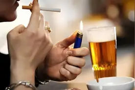 早晨起床后变成肿眼泡？有3个原因，还请大家逐一排查图片