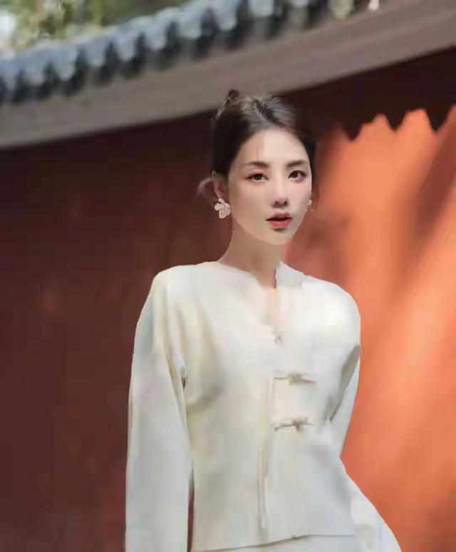 徐州一佳人仙姿玉色	，堪称上帝吻过的容颜，美得让人移不开眼