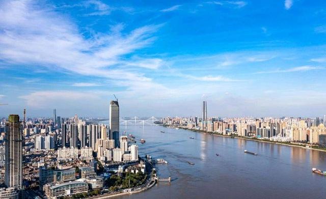 美国游客来到湖北武汉,两点称不习惯,直呼直言很难适应