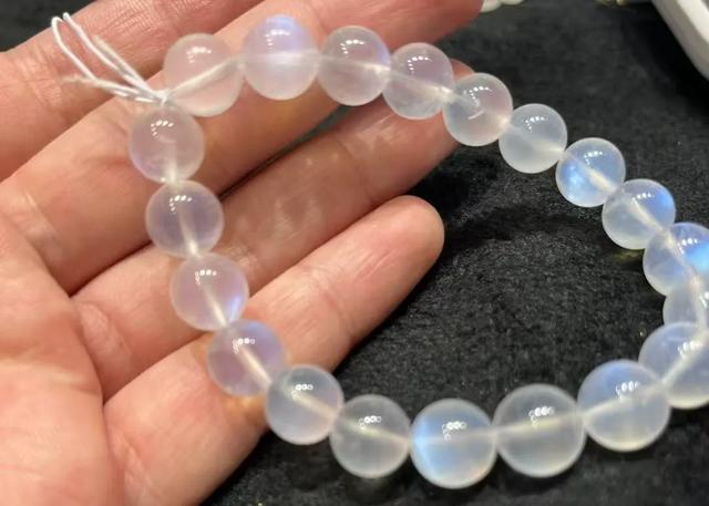 月光石：恋人之石的寓意、行情与鉴别避坑全攻略