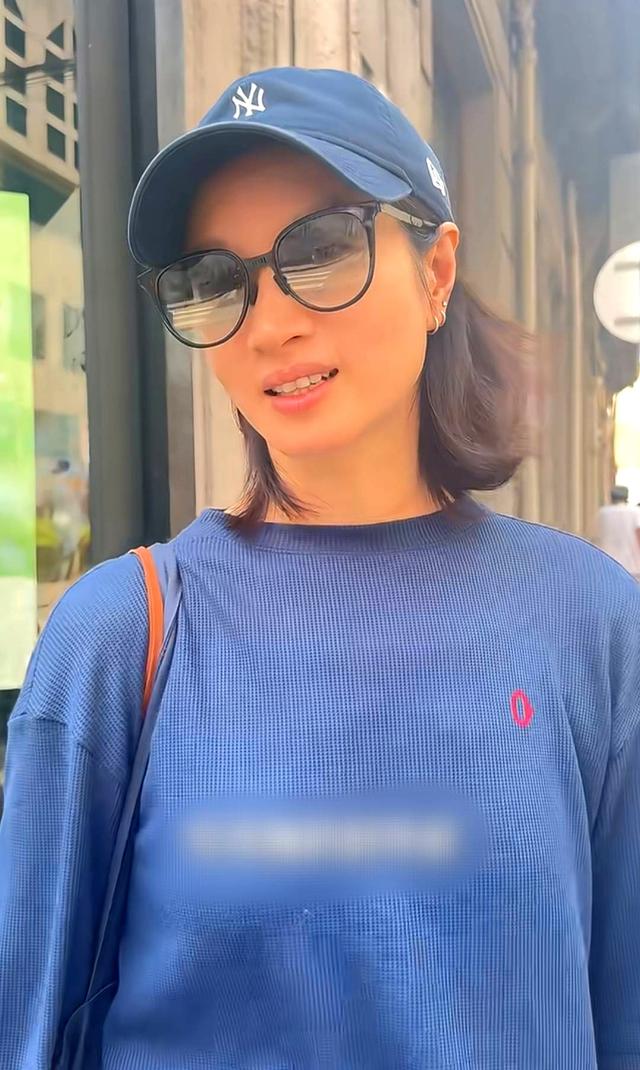 42岁沈佳妮在上海宴请好友，带保温杯学化妆状态年轻松弛感满满