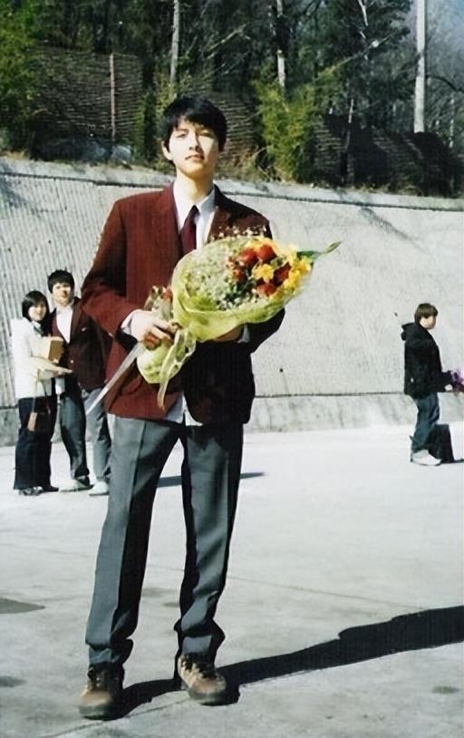 离婚5年，39岁宋仲基儿女双全，43岁宋慧乔独美