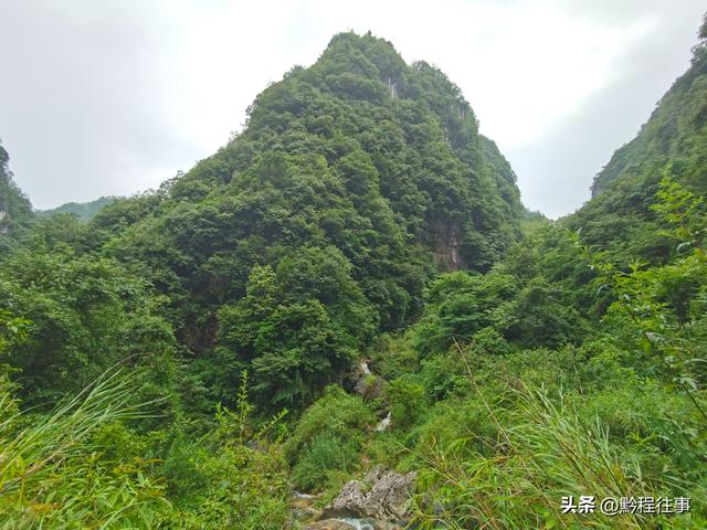 旧时古道，如今人迹罕至；峡谷中间，有一个美丽野瀑布