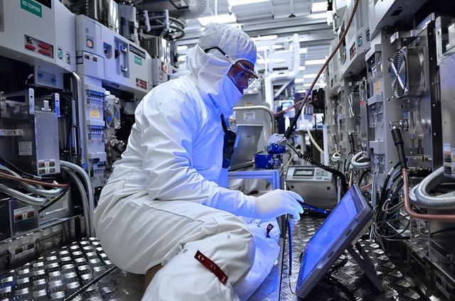 不装了，荷兰就光刻机对中国亮明态度，日本意识到“上当”了