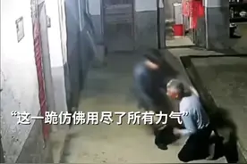 评论看哭了，一个男孩领着村里的老乡，帮忙喊着号子！图片