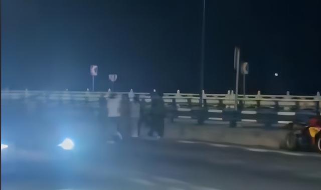 重庆摩托飙车2人死亡，现场惨烈，女子挂护栏上，目击者曝全过程