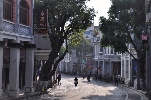 我在酒吧兼职调酒，一个风韵犹存的少妇成了常客，她只点我调的酒