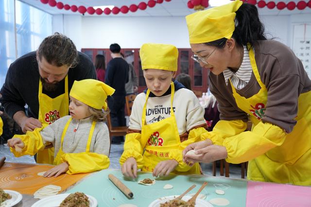 黑龙江黑河市爱辉区：中俄游客共品中国年味