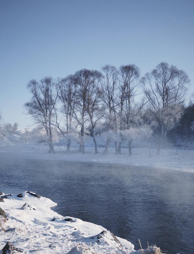 阿尔山的冬天：不冻河热气蒸腾、雾凇挂满林海，每走一步都是浪漫
