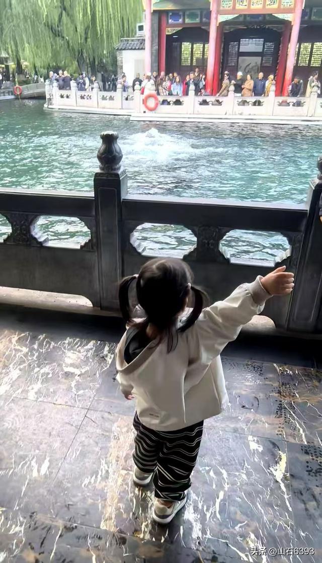 新华社原军事记者陶俊峰泉城美拍：趵突泉暴喷的壮美景色