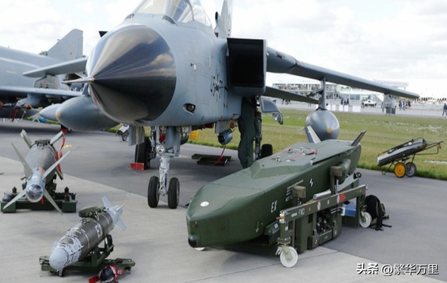 金正恩称赞朝鲜女飞行员是巾帼英雄