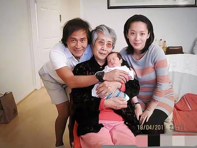 65岁齐秦现状，定居美国，娶小24岁女粉丝为妻，和11岁儿子像爷孙