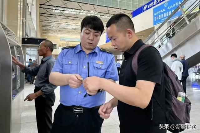 坐火车，邂逅新疆最“蓝”小城