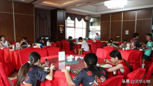 石阡：以赛为媒 优服务促消费