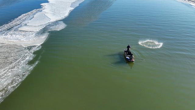 寒冬里的灵动景致！黑龙江兰西县城南呼兰河橡胶坝现“活水瀑布”