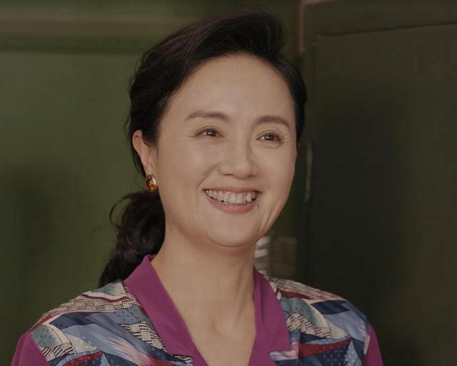 离过年不到2月	，52岁辛柏青高调传出喜讯，朱媛媛终于可以放心了