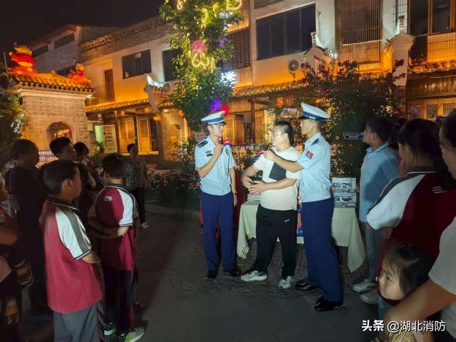 湖北十堰：支队举办“走读老街·趣味消防”直播活动