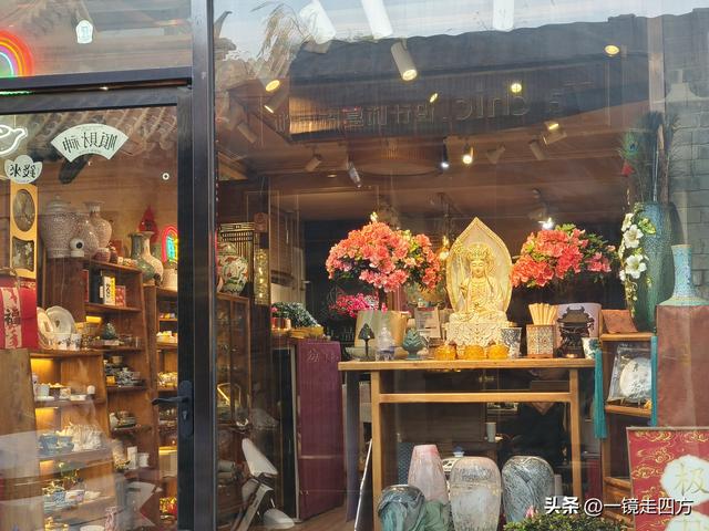 北京雍和宫边的五道营胡同，已成为文艺青年的网红打卡地