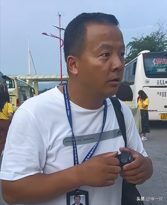130名游客被丢服务区暴晒，旅游团六小时不发车，根本不是钱的事