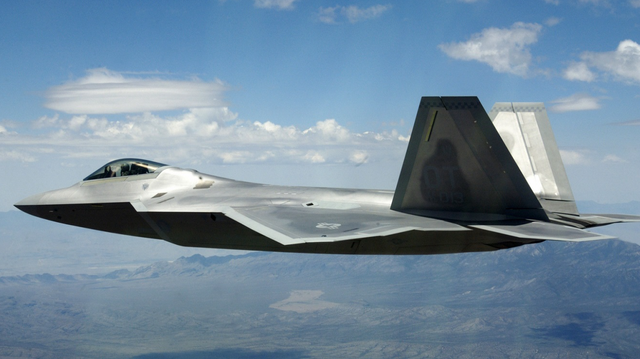 美军为F-22升级“续命”	，美防长提前结束项目，现在终于付出代价