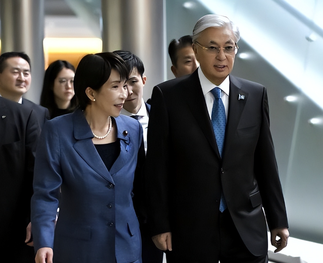 中亚首个变色龙出现，哈总统率先抵日，峰会还没开	，已签14项协议