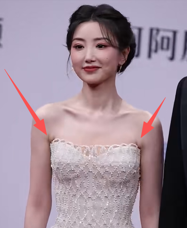 海南红毯好俗，毛晓彤挤出副乳	，张萌深V不怕走光，宋茜胸骨凸出