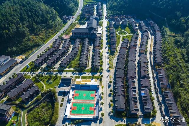 摩旅湘西,偶遇湖南省最大的少数民族聚居安置区,感受却五味杂陈