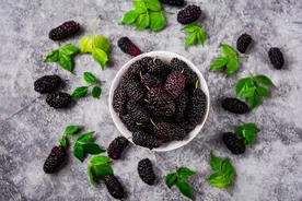 中医教你吃桑葚，缓解便秘，补肝益肾，这样做效果更好图片