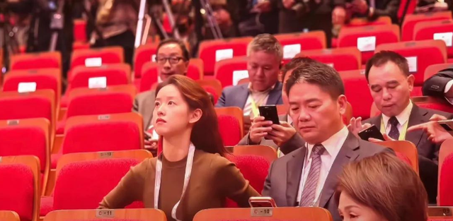 刘强东章泽天久违合体仅3天，令人恶心的一幕上演，杨颖也被牵连