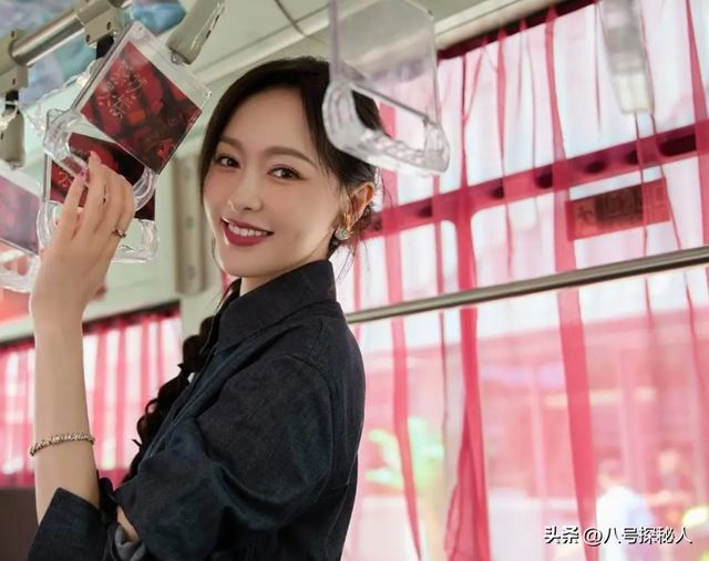 婚变传闻后，罗晋携任素汐与母亲去祈福	，撕碎了唐嫣最后一丝体