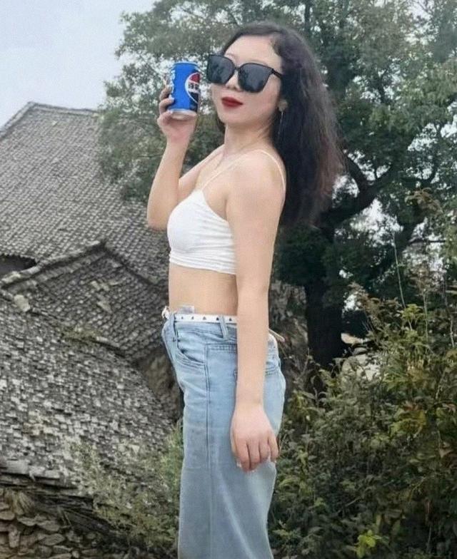 陕西女老师事件不断升温，知情人透露：抽烟穿吊带，并有多名男友