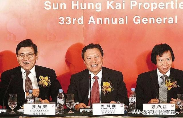 香港四大家族没落：李嘉诚父子撤退，郑裕彤儿子负债李兆基家躺平
