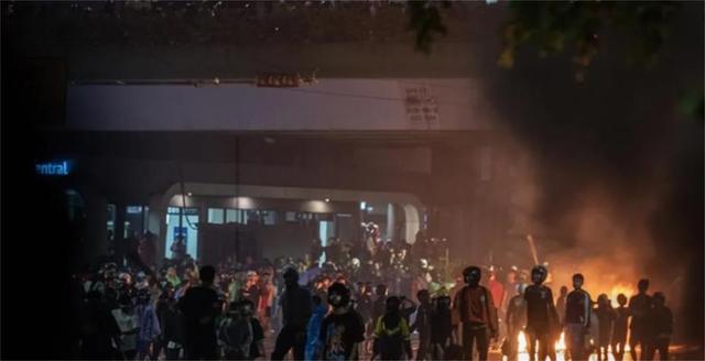 北京阅兵将至，一国总统宣布不来了，议会大楼火光冲天，日本笑了