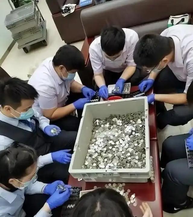 浙江女子家中现金成难题！重达四吨无处放，网友：能压塌房子