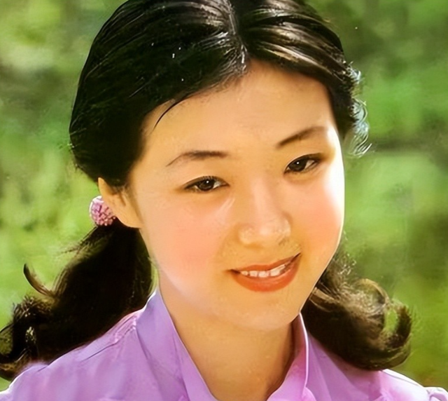 他被谢霆锋打成重伤，发妻6次流产绝情离开，如今街头卖卤肉为生
