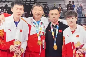 原来这个就是火出圈的陈振江指导啊！青奥会他捏孙颖莎的脸蛋！图片