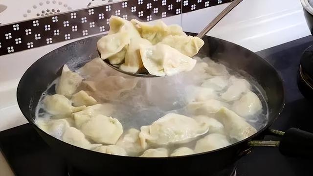 煮饺子时，水开下锅就错了，教你一招，饺子鲜嫩好吃不破皮