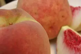 正是吃桃子的季节，糖尿病患者到底能不能吃桃子？想吃前要看看图片