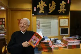 风水大师蔡伯励，只一句“你亡妻死得惨”，就收了李嘉诚200万图片