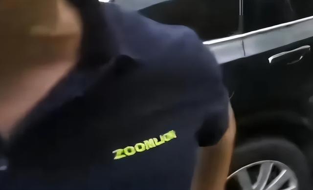 闹大了！别车工装男已被拘，真实身份被扒，警方回应，网友立大功