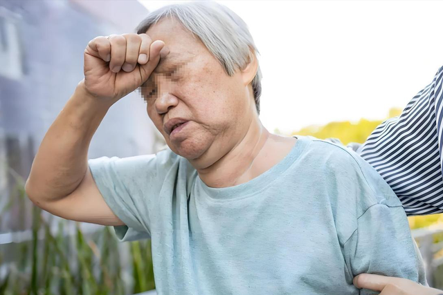 人活多久，看走路就知道？寿命短的人，走路一般会出现这7个特征