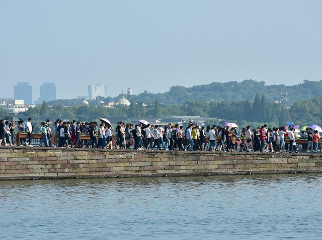 人山人海只看不买，年轻人报复性“白嫖”，景区赚不到钱了？