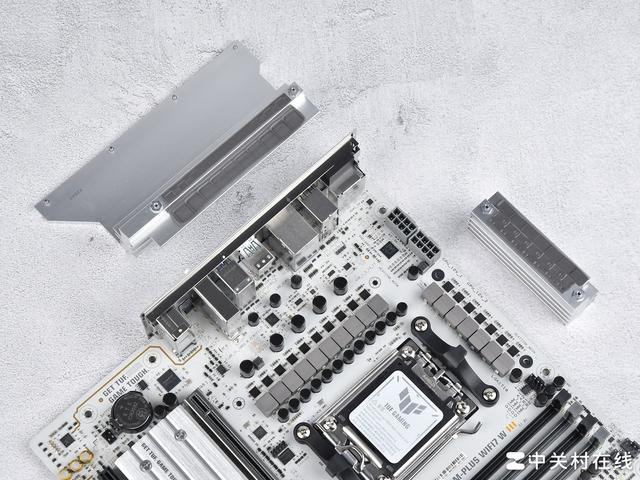 布局优化升级WIFI7 华硕B850重炮手白色版主板评测