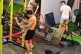 男子健身房失误砸断女生4根脚趾，教练：这种失误在健身房经常发生，该女孩被砸中脖子胸和腰，立马送医图片