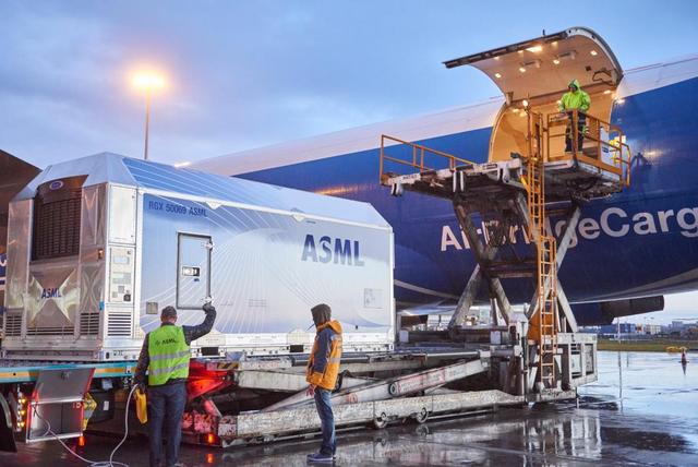 美荷两国曾同时发声，对中国独立研发的光刻机技术给予了强烈批评