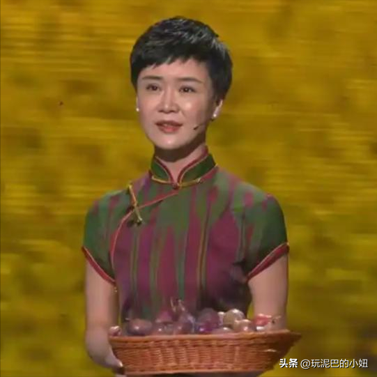 47岁贺娇龙去世！同学曝抢救过程，网友提醒成真	，此前疑早有征兆