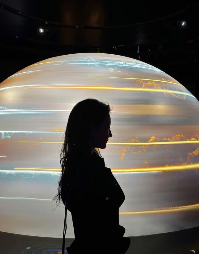 刘亦菲又出新图，穿牛仔裤大长腿抢镜，手上戴鸽子蛋大的钻戒