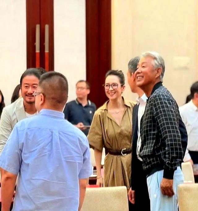章子怡张译陈道明同框热聊，穿着正式有气质！陈道明张译同框好暖