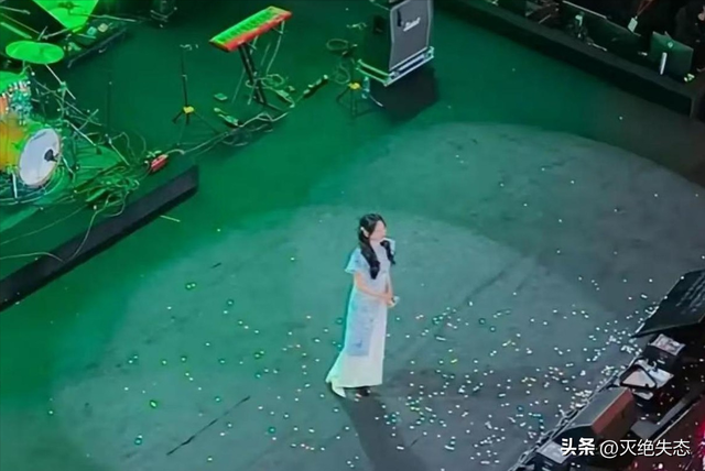 落毛凤凰不如鸡？42岁著名歌手江苏走穴，宾客只顾吃席没人搭理