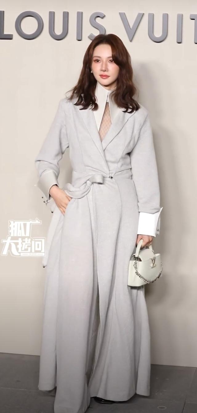 这一夜	，全程冷脸、穿蓬蓬裙的巩俐，让所有人见识了她的江湖地位